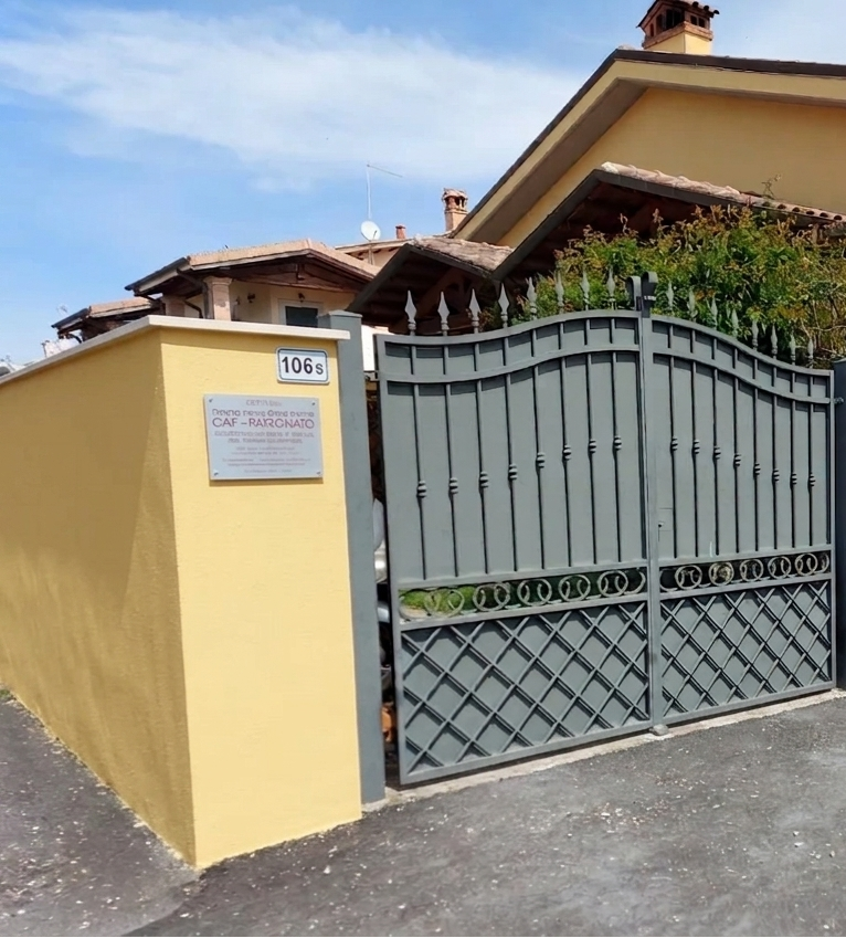 Interno di un ufficio professionale moderno con luce calda